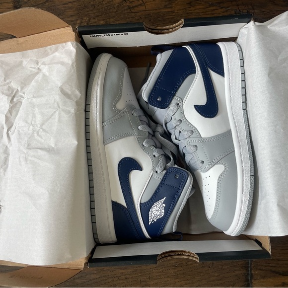 New Nike Air Jordan 1 Mid Wolf Grey Midnight blue Kids Sz 1 Brand New with Box - Picture 3 of 13